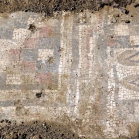 Flip-flops made in Rome;  Ανακαλύφθηκε ψηφιδωτό με «σαγιονάρες» σε ρωμαϊκή έπαυλη στη Σικελία