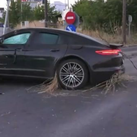 Σοβαρό τροχαίο στη Θεσσαλονίκη: Στο νοσοκομείο δύο άτομα - Οδηγός εγκατέλειψε το ΙΧ και αναζητείται