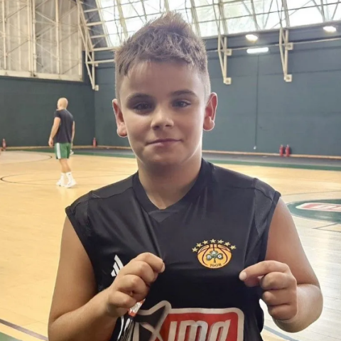 Παναθηναϊκός AKTOR: 11χρονος φίλαθλος έκλεψε την παράσταση – Σκαρφάλωσε στα τζάμια να δει την προπόνηση