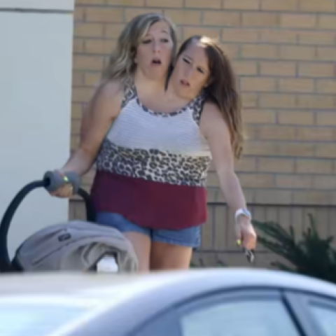 Ειδικός αποκαλύπτει ποια θεωρείται μητέρα: Οι σιαμαίες Άμπι και Μπρίτανι Χένσελ εθεάθησαν με νεογέννητο