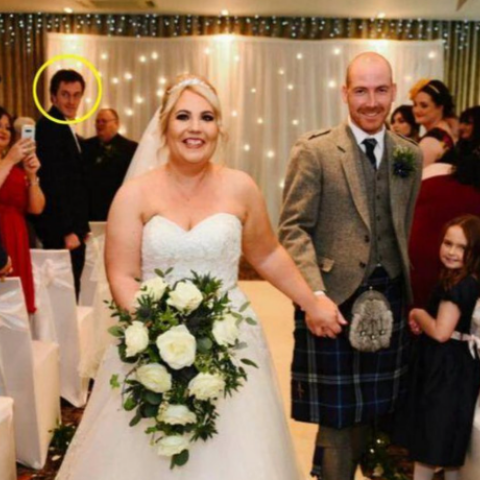 Ένας άγνωστος στο γαμήλιο άλμπουμ: Το μυστήριο του απρόσκλητου καλεσμένου που λύθηκε... τέσσερα χρόνια μετά