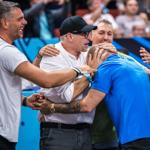 Eurobasket 2025: Η FIBA «έντυσε» τους θρύλους της Εθνικής με την «Ψυχεδέλεια» της Άννας Βίσση