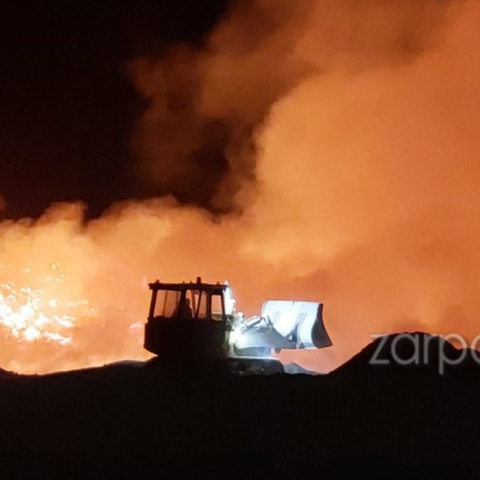 Μεγάλη φωτιά στο Ακρωτήρι Χανίων - Καίει κοντά σε  εργοστάσιο ανακύκλωσης απορριμμάτων