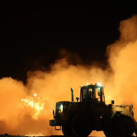 Μαίνεται η φωτιά στα Χανιά που ξέσπασε στον ΧΥΤΑ - «Μπορεί να καίει για μέρες»