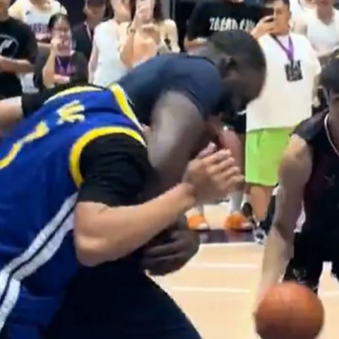 Ντρέιμοντ Γκριν: Έκανε «κεφαλοκλείδωμα» σε οπαδό με φανέλα Τζόρνταν Πουλ