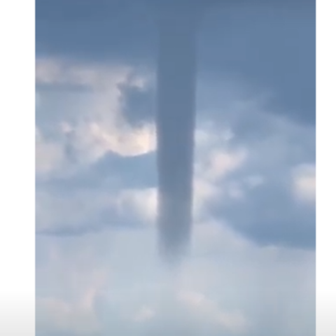 Εντυπωσιακός υδροστρόβιλος σχηματίστηκε στη Χαλκιδική – Καταγράφηκε από τουριστικό σκάφος