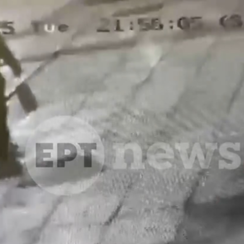 Bίντεο ντοκουμέντο: Η στιγμή που ο δράστης μεταφέρει τη βόμβα και την αφήνει στην ντισκοτέκ στην Μιχαλακοπούλου