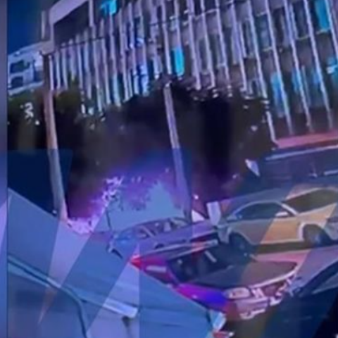 Η στιγμή που οι δράστες τοποθετούν γκαζάκια στο παράρτημα του υπουργείου Αγροτικής Ανάπτυξης στη Συγγρού