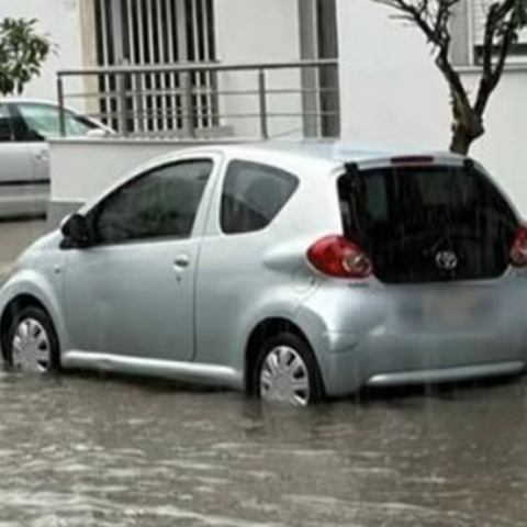 Πλημμύρισε το Μεσολόγγι: Φρεάτια, υπόγεια και δρόμοι ένα ποτάμι