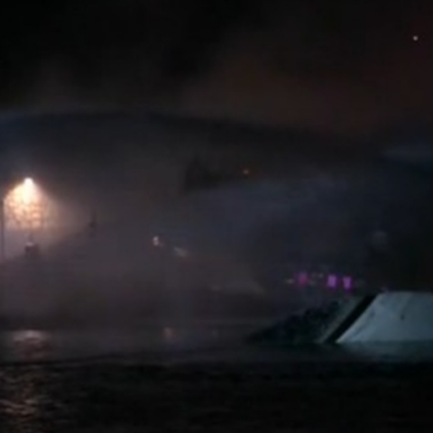 Πειραιάς: Στις φλόγες τυλίχθηκαν τέσσερα σκάφη στην Ακτή Θεμιστοκλέους