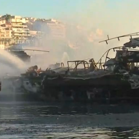 Πώς ξεκίνησε η φωτιά στη Μαρίνα Ζέας – Κάηκαν και βυθίστηκαν τέσσερα σκάφη