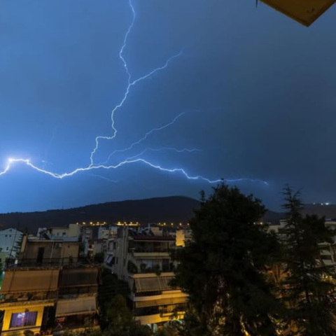 Κακοκαιρία Adel: Εντυπωσιακός «ανάποδος κεραυνός» φώτισε τον ουρανό πάνω από τον Υμηττό