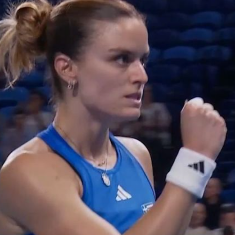 United Cup: Η Μαρία Σάκκαρη νίκησε για πρώτη φορά τη Ραντουκάνου και έστειλε την Ελλάδα στα προημιτελικά