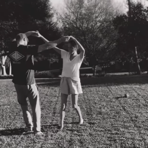 Η Μέγκαν Μαρκλ μοιράστηκε ένα τρυφερό βίντεο στο οποίο εμφανίζεται να χορεύει μαζί με τον πρίγκιπα Χάρι