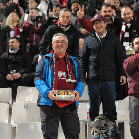 Η πιο viral στιγμή της Super League: Φίλαθλος πήγε να δει την ΑΕΛ με… δυόμισι κιλά παϊδάκια