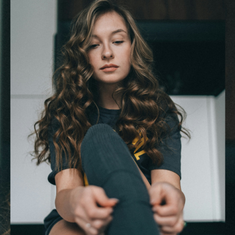 Οι Millennials ανακαλύπτουν ξανά τις κάλτσες συμπίεσης - και τις μετατρέπουν σε τάση