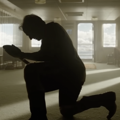 Αγνώριστος ο Τομ Κρουζ στη νέα ταινία του Αλεχάντρο Γκονζάλες Ινιάριτου