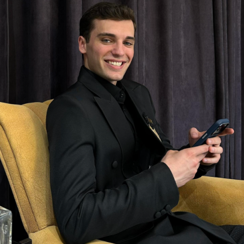 Ποιος είναι ο νεαρός πολιτικός από την Αλβανία που έγινε viral στο TikTok