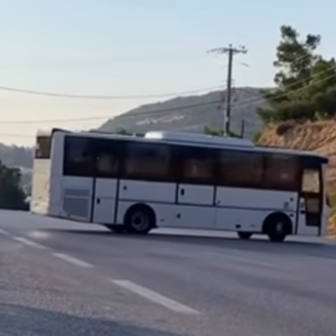 Οδηγός λεωφορείου έκανε παράνομη αναστροφή στην Αθηνών-Σουνίου: Ταυτοποιήθηκε η 48χρονη