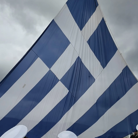 28η Οκτωβρίου: Υψώθηκε υπό βροχή η μεγάλη ελληνική σημαία στη Χίο