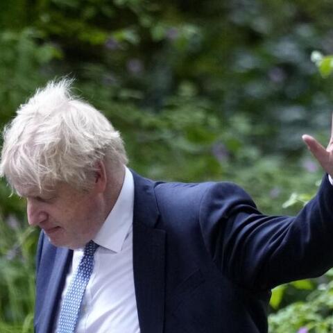 Τρίζει η καρέκλα του Μπόρις: Μπαράζ παραιτήσεων από κυβέρνηση και Τόρις