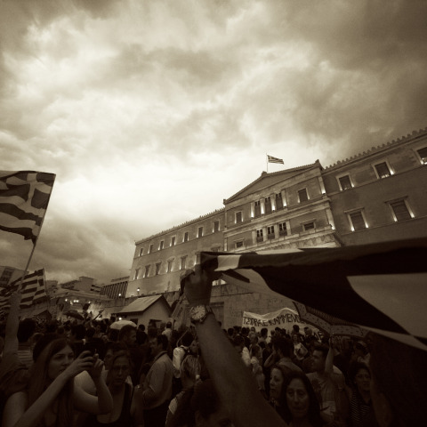 Πλήθος έξω από τη Βουλή 