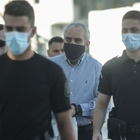 Ο ψευτογιατρός Dr Kontos οδηγείται με χειροπέδες στο δικαστήριο από αστυνομικούς