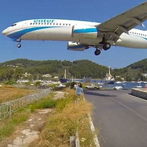 Tουρίστρια εκτινάχθηκε από αέρια τουρμπίνων αεροσκάφους στην Σκιάθο – Δεύτερο περιστατικό σε λίγες μέρες