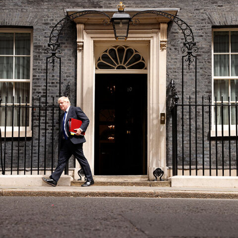 Βρετανία: Στο κόκκινο οι διεργασίες για «έξοδο» Τζόνσον – Τα σενάρια και οι ημερομηνίες-κλειδιά