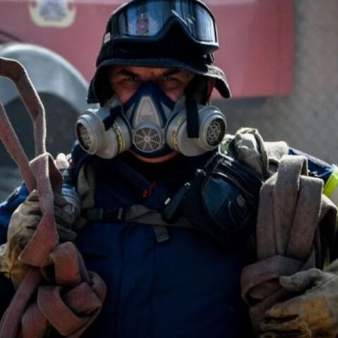 Πυροσβέστης κατά τη διάρκεια κατάσβεσης πυρκαγιάς