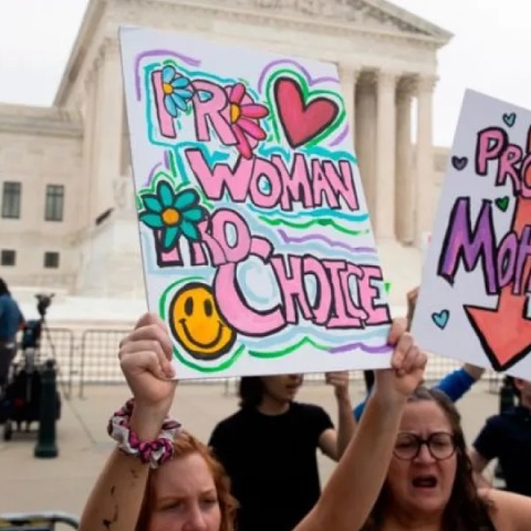 Γυναίκες στις ΗΠΑ διαμαρτύρονται για την απαγόρευση των αμβλώσεων