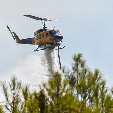 Ελικόπτερο επιχειρεί σε φωτιά