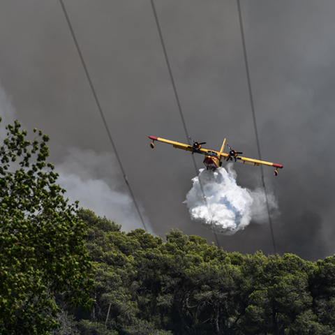Πυροσβεστικό αεροπλάνο επιχειρεί σε φωτιά