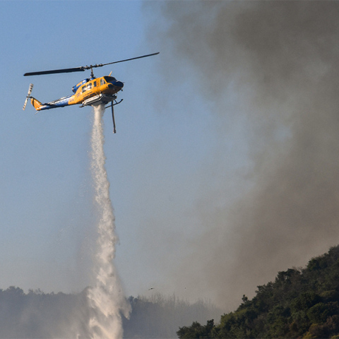 Ελικόπτερο επιχειρεί σε φωτιά