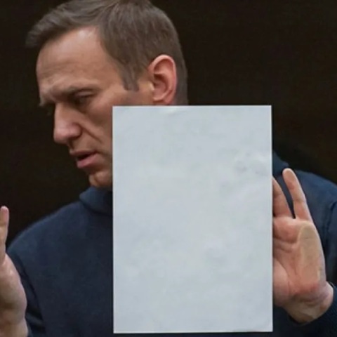 Ρωσία: Ο Αλεξέι Ναβάλνι αστειεύεται για τις παγερές συνθήκες στις φυλακές «Πολικός λύκος»	