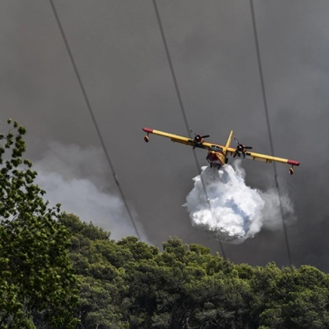 Ελικόπτερο επιχειρεί σε φωτιά