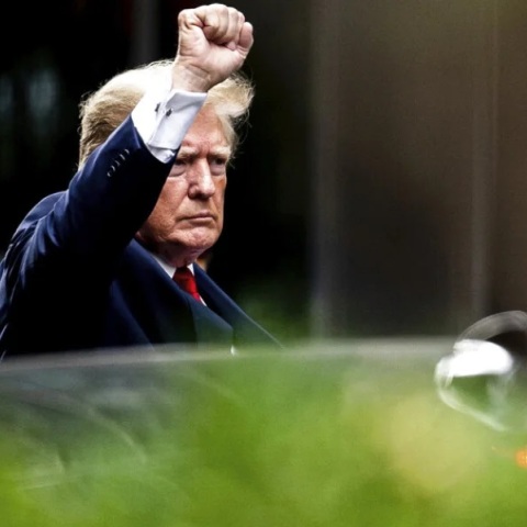 Τραμπ: Προτρέπει το Ανώτατο Δικαστήριο να μην επισπεύσει την ετυμηγορία του για το εάν τελικά χαίρει προεδρικής ασυλίας	