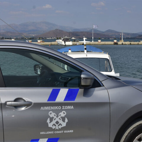 Λιμενικό όχημα στην προβλήτα λιμανιού