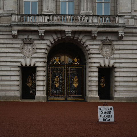 Πινακίδα στο Μπάκιγχαμ ενημερώνει ότι δεν θα γίνει η παραδοσιακή αλλαγή φρουράς