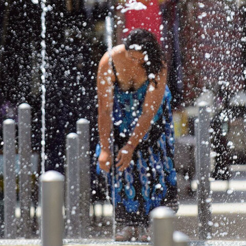 Γυναίκα δροσίζεται σε σιντριβάνι