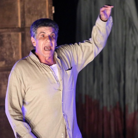 Ο Γιάννης Μπέζος