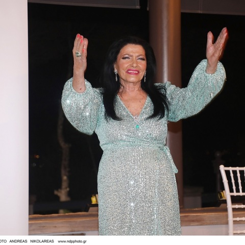 Ζωζώ Σαπουντζάκη: Τα "έσπασε" χορεύοντας Αργυρό - "Σας αφιερώνω αυτή τη ζεμπεκιά"