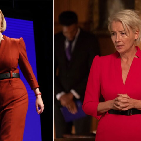 Λιζ Τρας και Έμα Τόμσον με πανομοιότυπο κόκκινο φόρεμα