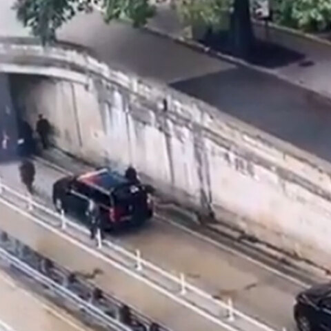 Λίγο μετά το ατύχημα η αυτοκινητοπομπή που μετέφερε την Κάμαλα Χάρις ακινητοποιήθηκε