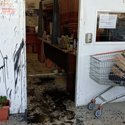 Άνδρας επιτέθηκε με υγρό σε υπαλλήλους δημόσιας υπηρεσίας στην Παλλήνη