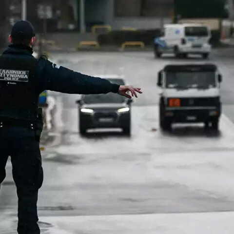 Αστυνομικός κάνει σήμα σε οδηγό να σταματήσει για έλεγχο