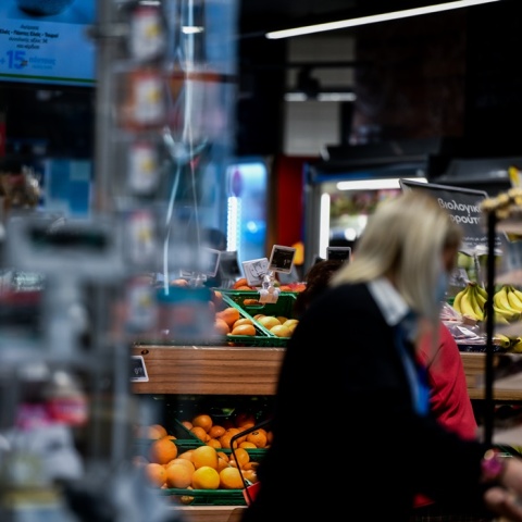Υπάλληλος σούπερ μάρκετ τακτοποιεί προϊόντα