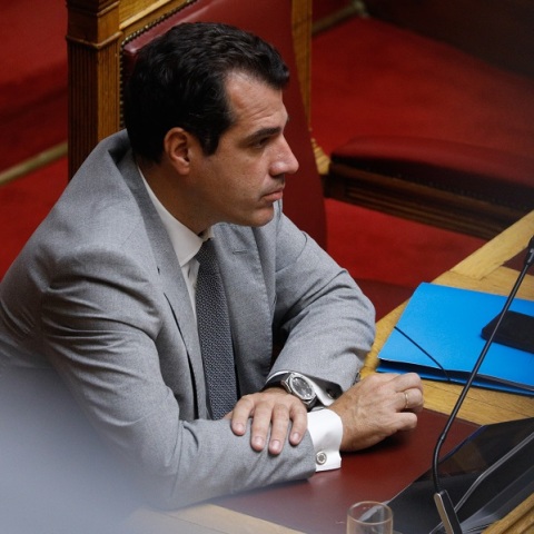 Ο υπουργός Υγείας, Θάνος Πλεύρης στη Βουλή