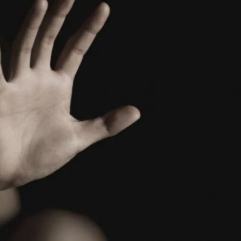 Χέρι που προσπαθεί να αποτρέψει απειλή