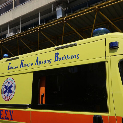 Ασθενοφόρο του ΕΚΑΒ έξω από νοσοκομείο